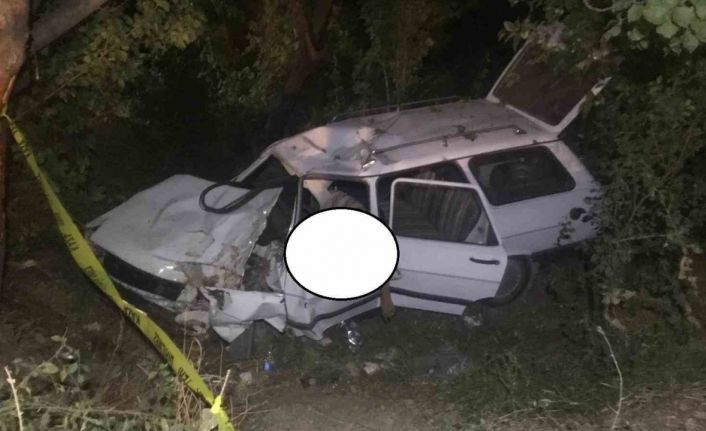 Şarampole girip ağaca çarpan otomobilde 2 kişi öldü, 1 kişi yaralandı