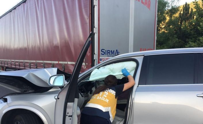 Şarkıcı Tan Taşçı’nın içinde olduğu lüks otomobil tırla çarpıştı: 3 yaralı