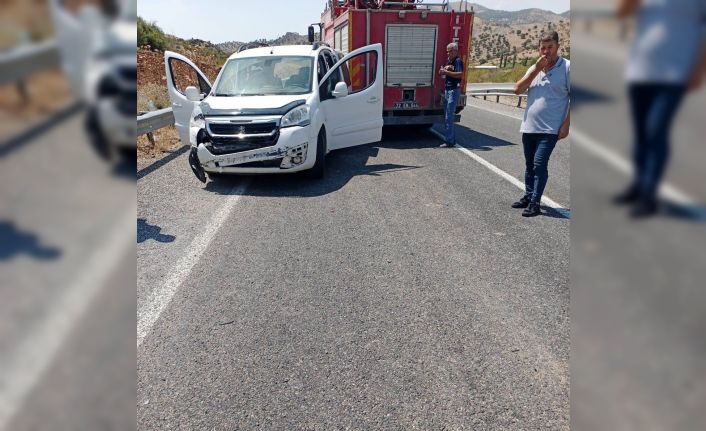 Sason’da itfaiye aracı ile hafif ticari araç çarpıştı: 2 yaralı