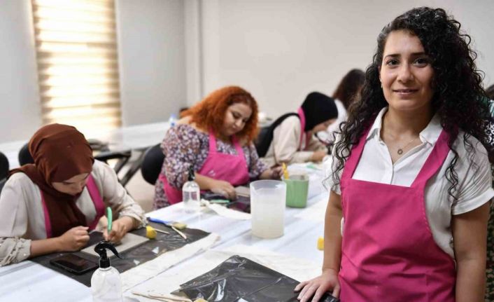 Seramik kursuyla hem hobi ediniyor, hem de yeni meslek alanlarının kapısını açıyorlar