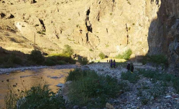 Serinlemek için girdiği sudan cansız bedeni çıkartıldı