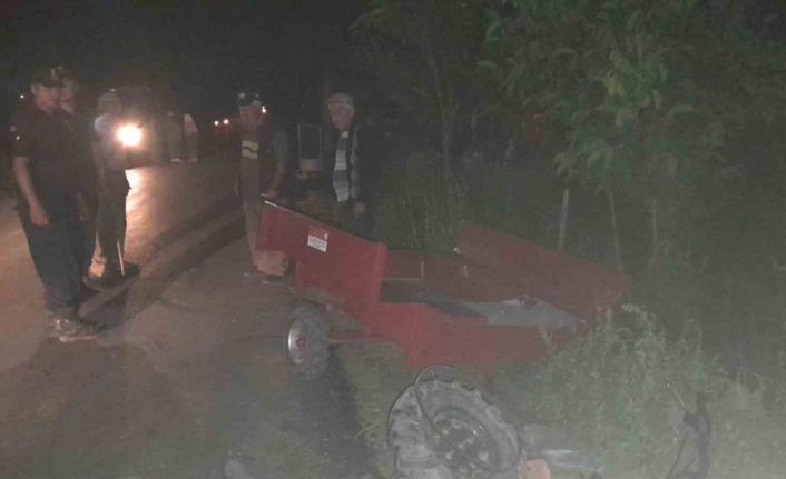 Şerit ihlali yapan alkollü sürücünün kullandığı otomobil tarım aracına çarptı, 2 kişi yaralandı