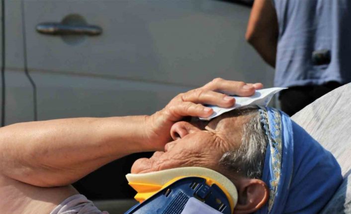 Servis minibüsü yolcu almak için duran halk otobüsüne arkadan çarptı: 4 yaralı