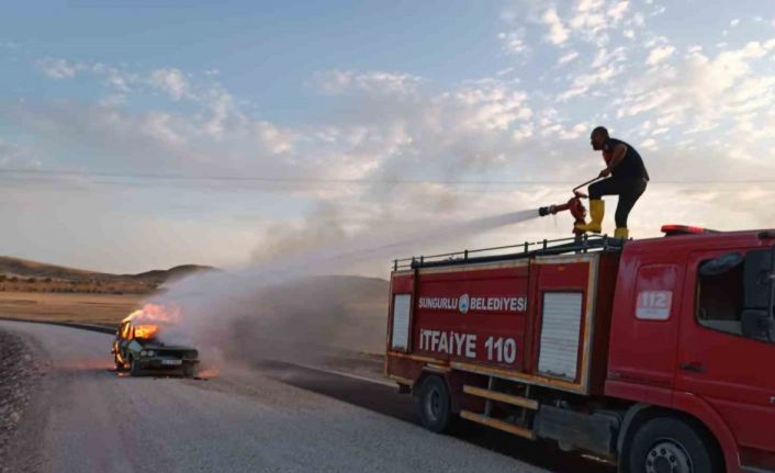 Seyir halinde alev alan otomobil küle döndü