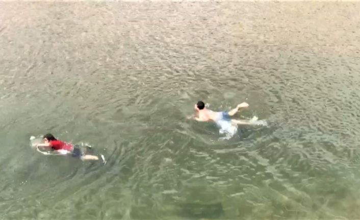 Sıcaktan bunalan çocuklar Çoruh’ta serinliyor