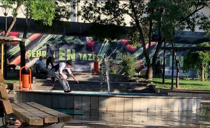 Sıcaktan bunalan çocukların süs havuzunda tehlikeli oyunu