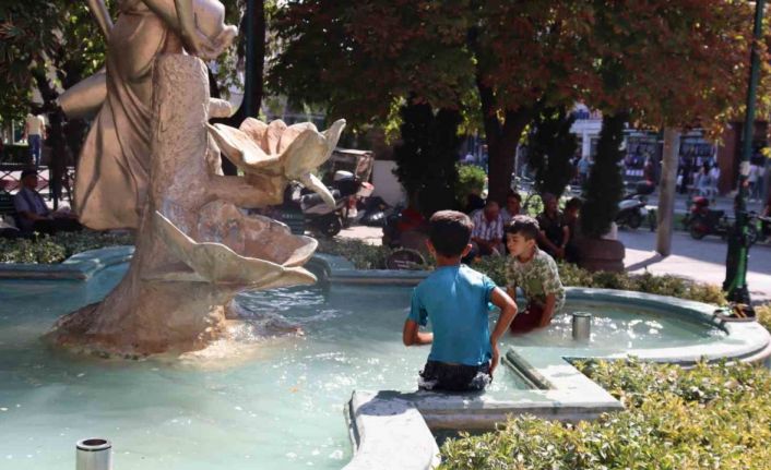 Sıcaktan bunalan çocukların tehlikeli oyunu