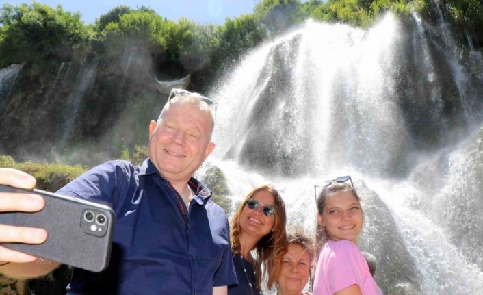 Sıcaktan kaçan Girlevik Şelalesinde serinliyor