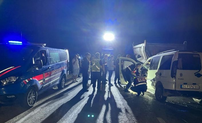 Silivri’de hafif ticari araç arıza yapan hafriyat kamyonuna çarptı: 1 ölü