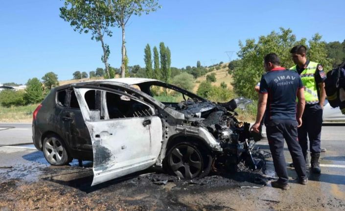 Simav’da seyir halindeyken yanan araç küle döndü