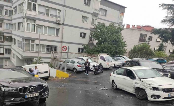Şişli’de facianın eşiğinden dönüldü: Market kamyonu yokuş aşağı kayarak 7 araca çarptı