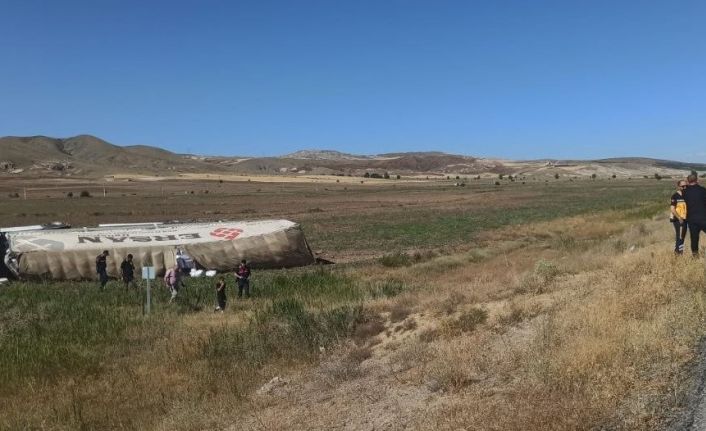 Sivas’ta devrilen tırın sürücüsü yaralandı