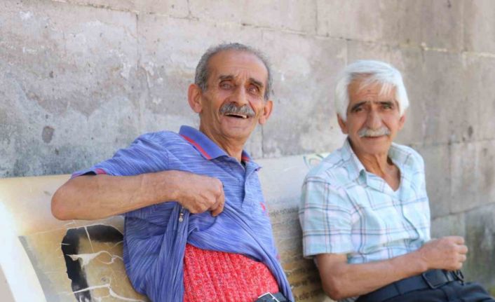 Sivas’ta kavuran sıcağa rağmen terk edilmeyen alışkanlık görenleri hayrete düşürdü