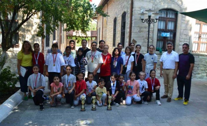 Söke Halk Eğitim Merkezi’nin karate sporcuları Gemlik’ten başarılarla döndü
