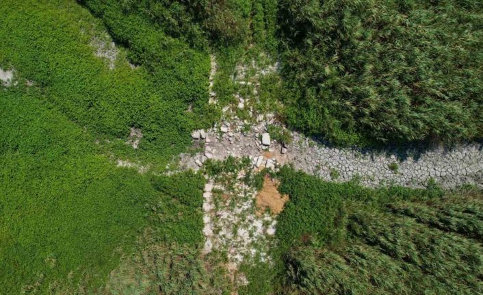 Suların çekildiği Terkos Gölü’nde ortaya çıkan tarihi yol havadan görüntülendi