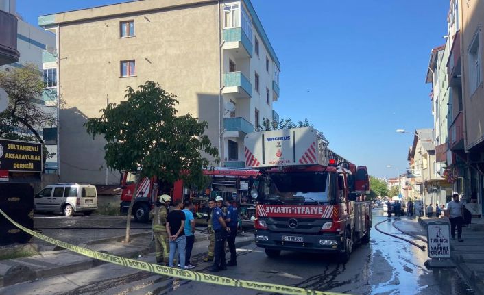 Sultanbeyli’de iki katlı binanın çatısı alev alev yandı