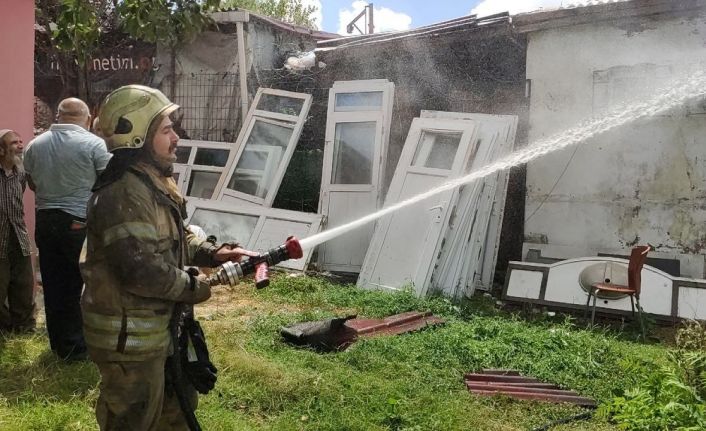 Sultangazi’de elektrik direğinden kopan kablo gecekonduyu küle çevirdi