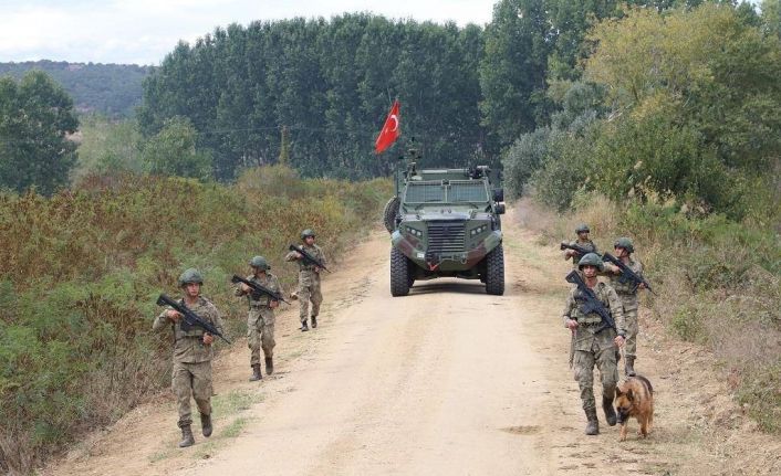 Suriye’den Türkiye’ye ve Türkiye’den Yunanistan’a yasa dışı yollarla geçmeye çalışan 4 kişi yakalandı