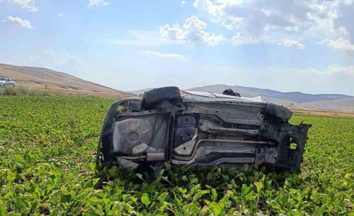 Takla atıp tarım arazisine giren otomobilde 2 kişi yaralandı