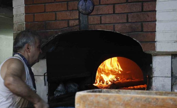Tarihi Uzun Çarşı’nın en eski fırıncısı ‘Eyyamı Bahur’ sıcaklarına rağmen ocak başına geçiyor
