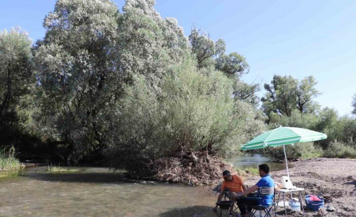 Tatile gidemeyenler akın ediyorlar, eşsiz doğası ve serin suyuyla ferahlıyorlar