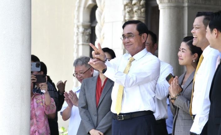 Taylandlı darbe lideri Prayut Chan-o-cha hükümet konağına veda etti