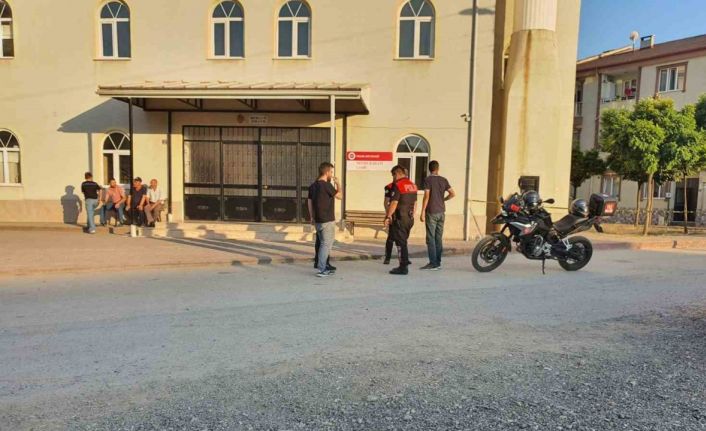 Telefonda tartıştığı arkadaşını cami önünde vurdu