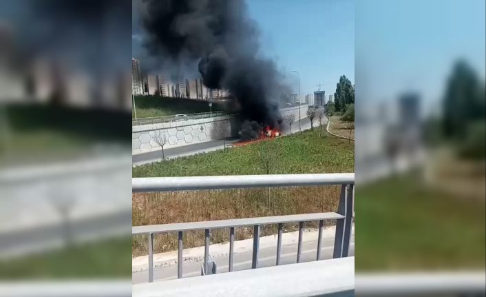 Tem Otoyol bağlantısında otomobil alev aldı: Yanma anı cep telefonu kamerasında