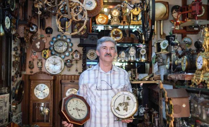 "Tik tak" sesleriyle geçen bir ömür: Padişahların saatlerini de restore ediyor