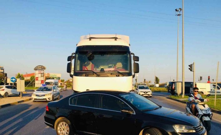 Tır ile otomobilin çarpıştığı kaza ucuz atlatıldı