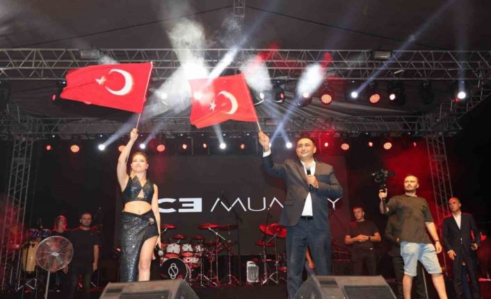 Toroslar’da Zafer Bayramı düzenlenen konserlerle coşkuyla kutlandı