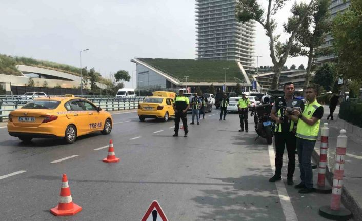 Trafik polislerine yakalanan motosiklet sürücüsünden pişkin cevap: “Biz sanki kaçmasını bilmiyoruz”