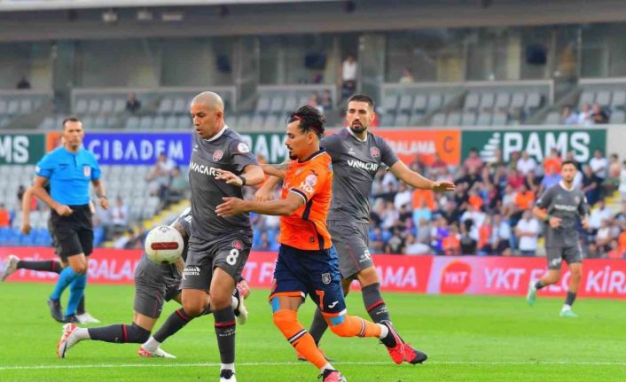 Trendyol Süper Lig: Rams Başakşehir: 0 - Fatih Karagümrük: 2 (İlk yarı)