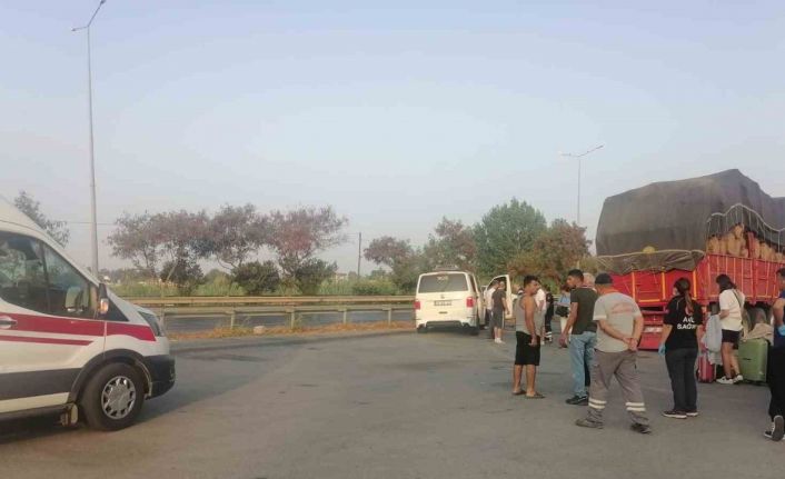 Tur minibüsü önce bariyere, sonra yayaya çarptı: 2 yaralı