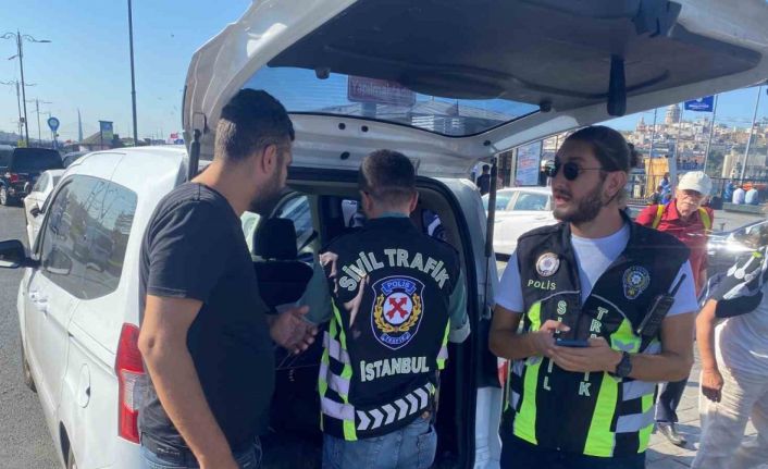 Turistle pazarlık yapınca çalışma belgesi iptal edildi, sinirlenen taksici aracına vurdu