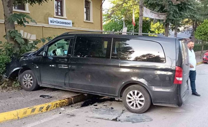 Turistleri taşıyan minibüs ağaca çarptı: 6 yaralı