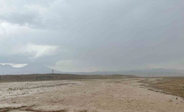 Türkiye-İran yolu sele teslim oldu