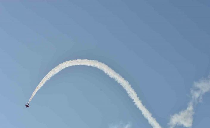 Türkiye’nin ilk kadın akrobasi pilotu ve yerli uçağımız Hürkuş izleyenleri mest etti