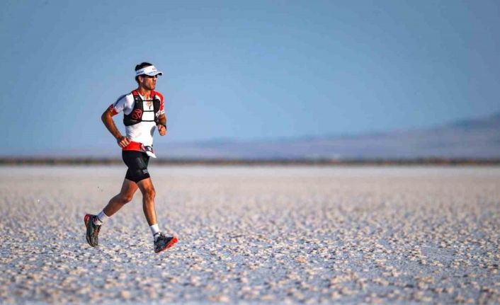 UMKE gönüllüsü Tuz Gölü’nde düzenlenen 160 kilometrelik koşuda birinci oldu