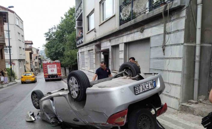 Üsküdar’da kontrolden çıkan araç direğe çarptı: 5 yaralı