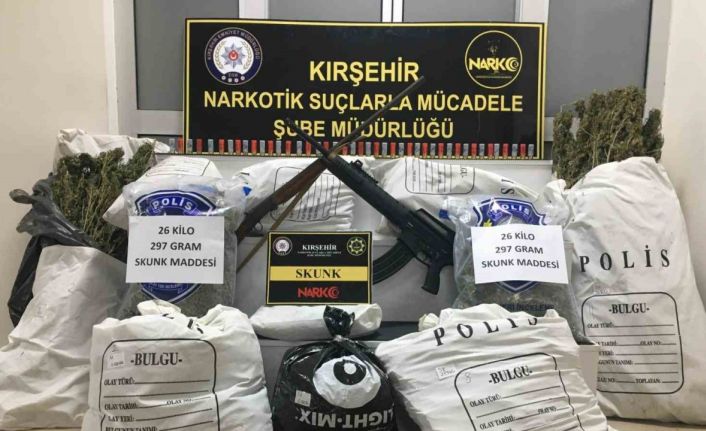 Uyuşturucu yetiştirmek için şehrin merkezindeki iş yerinde özel tesisat kurmuşlar