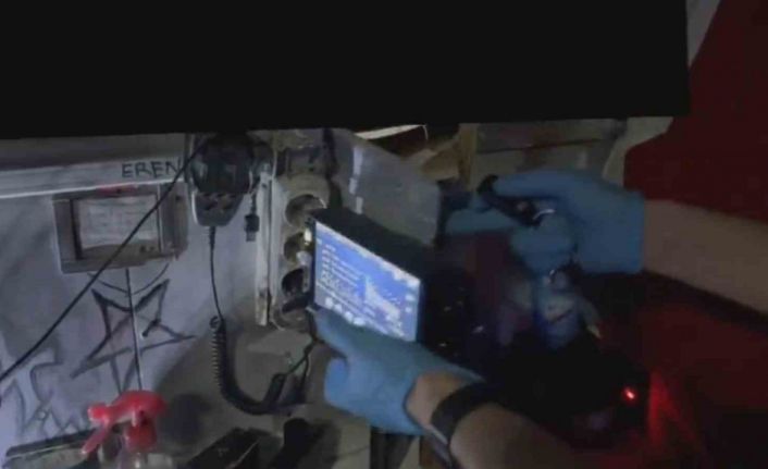 Uyuşturucuyu gizlemek için uzaktan kumandalı duvar yapmışlar