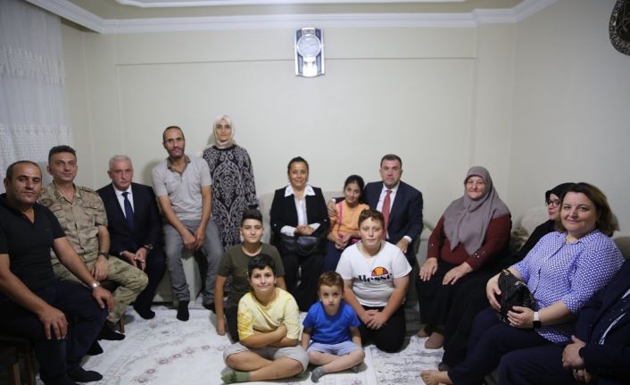 Vali Eldivan şehit ailesini ziyaret etti