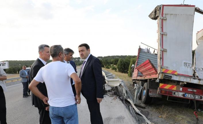 Vali Işın, kazazedelerin yardımına koştu