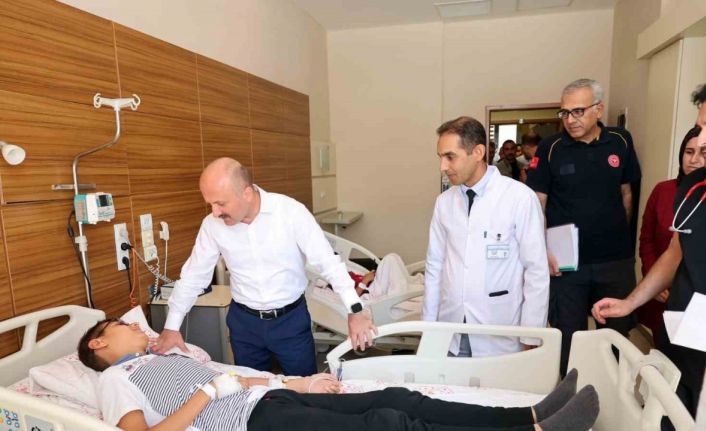 Vali Varol’dan hastalara ‘geçmiş olsun’ ziyareti