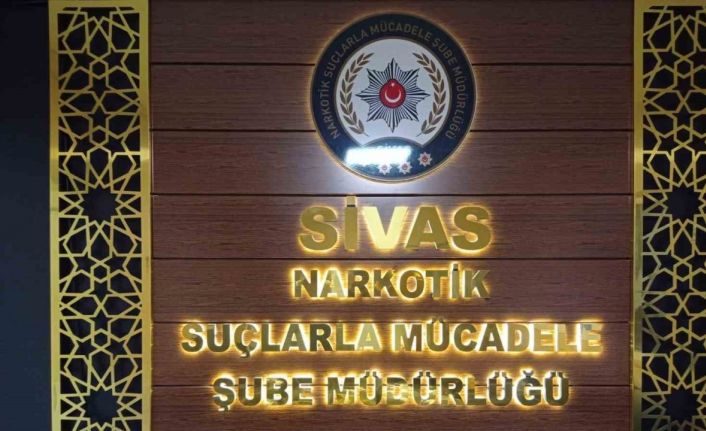 Valizden 10 kilogram uyuşturucu çıktı