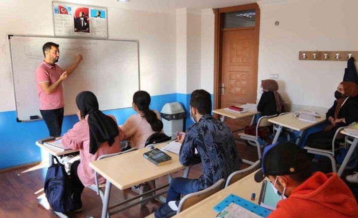 Van Büyükşehir Belediyesi 503 öğrenciyi üniversiteli yaptı