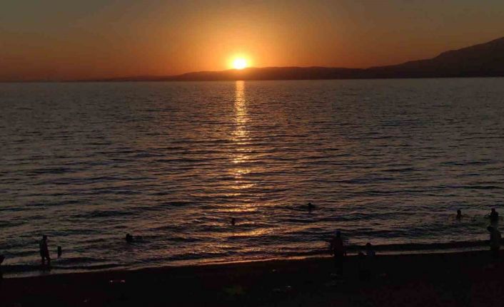Van Gölü’nde gün batımına karşı yüzme keyfi