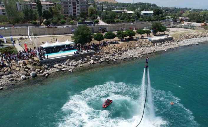 Van Gölü’nde renkli görüntüler: flyboard ile parasailing nefes kesti