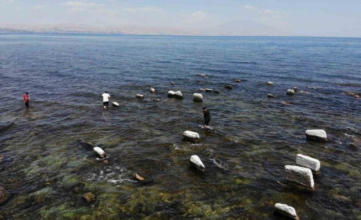 Van Gölü’nde sular çekildi, asırlık toplu mezar alanı ortaya çıktı